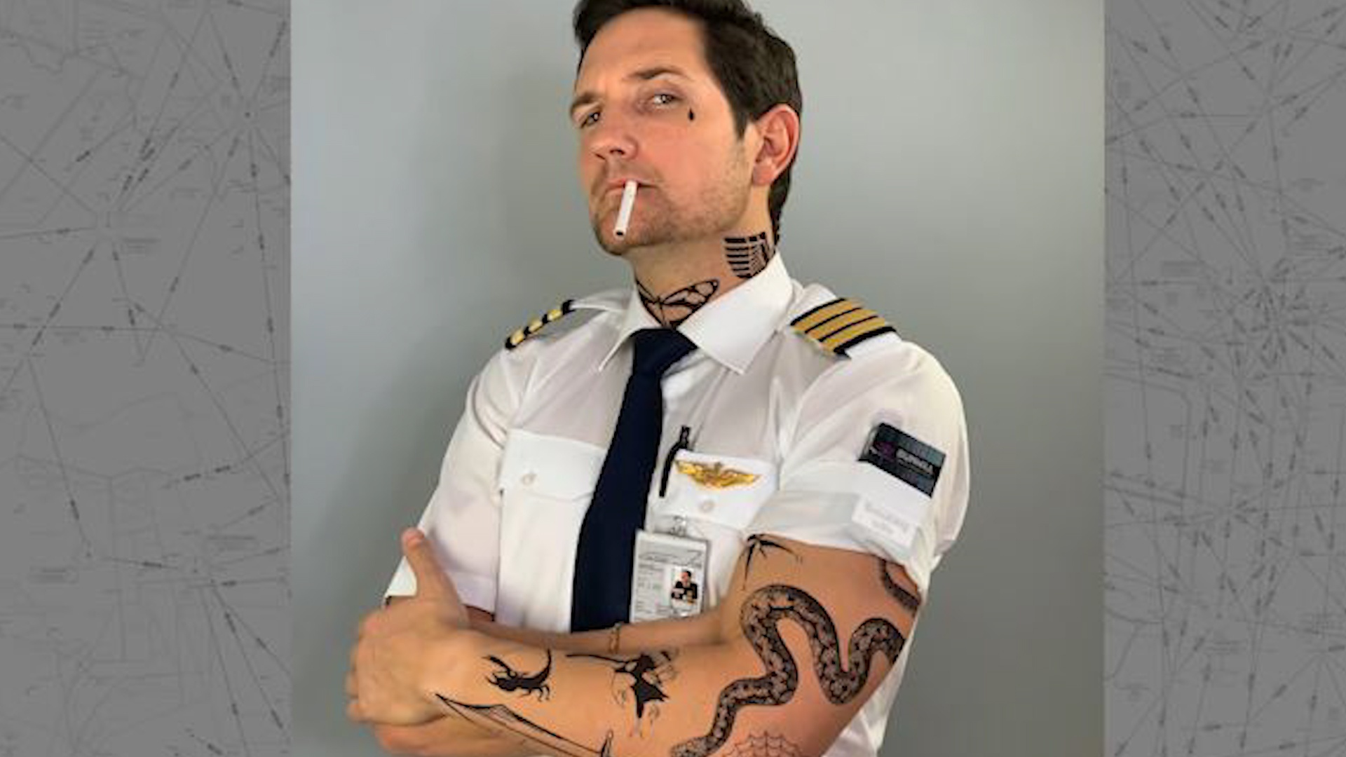 Phi cong co xam hinh va hut thuoc duoc khong? hinh anh