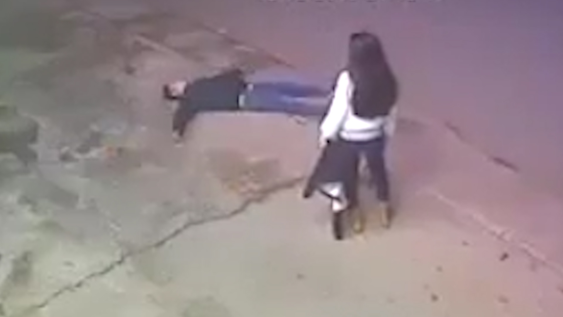 Chang trai dung gach tu dap vao dau de niu keo ban gai hinh anh