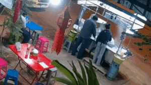 Xe ban tai tong vao xe ban hang do tai xe ngu gat hinh anh