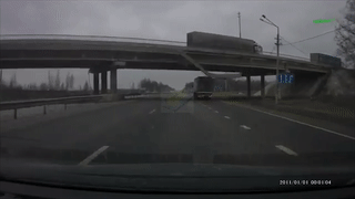 Thanh cau vuot roi xuong duong, oto may man thoat nan hinh anh