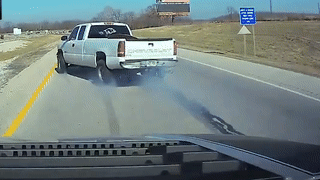 Xe ban tai xoay ngang giua duong vi phanh gap hinh anh