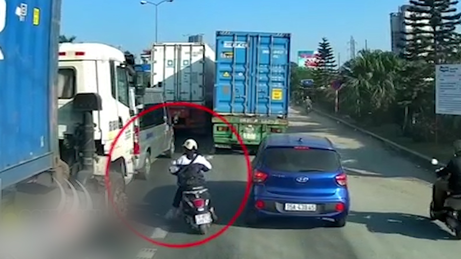 Nu sinh may man thoat chet sau khi tat dau container hinh anh