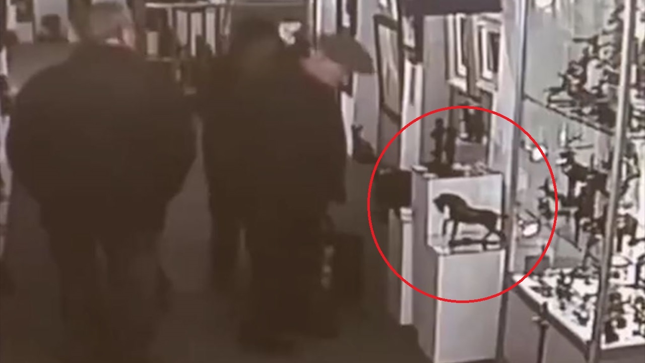 Cap vo chong gia lay cap tac pham tri gia 2.000 USD hinh anh