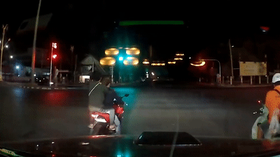 Hai nam thanh nien nga nhao vi bieu dien boc dau xe may hinh anh