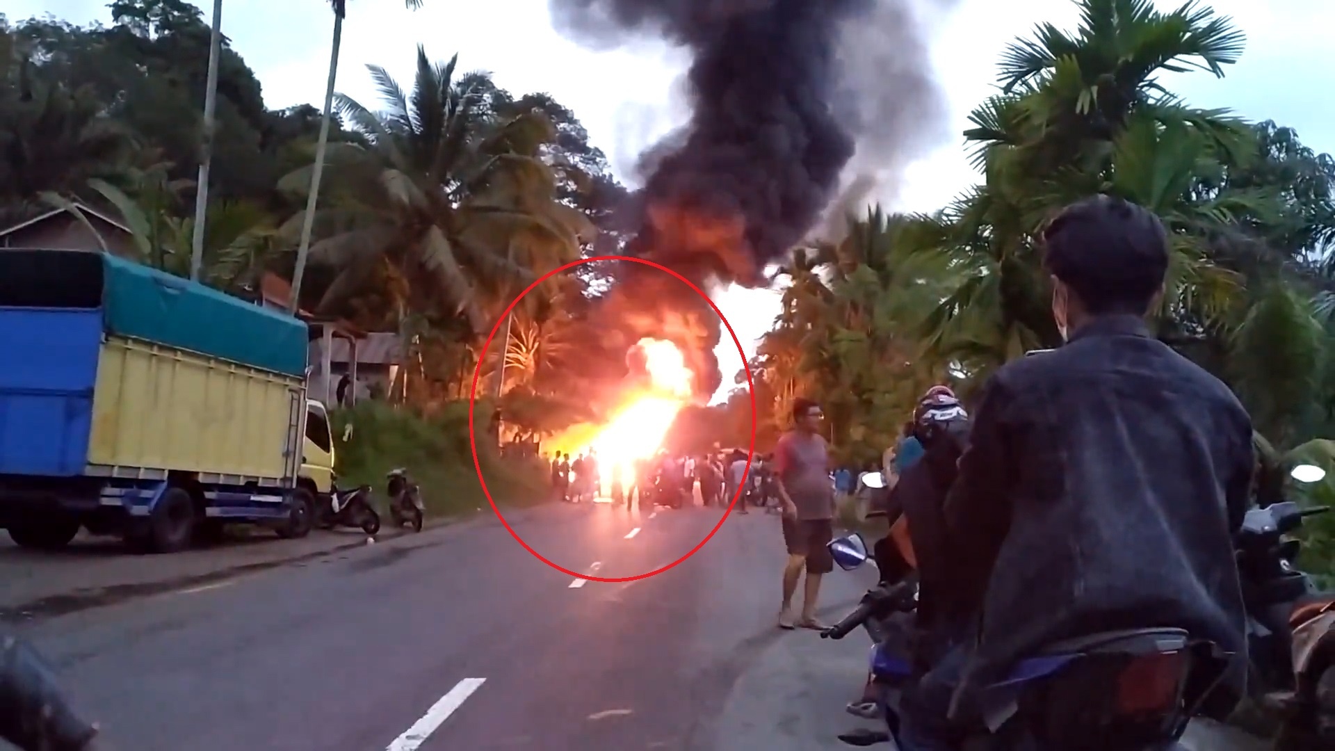 Xe ban tai cho xang boc chay ngun ngut tren cao toc hinh anh