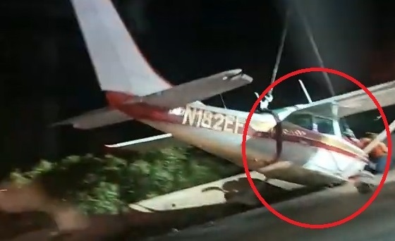 May bay gap su co ha canh xuong duong cao toc o My hinh anh