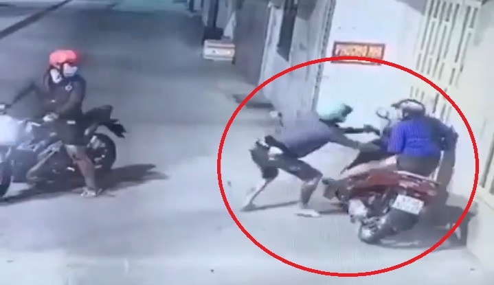 Cuop xe may bat thanh, ga trai giat gio xach cua nan nhan hinh anh