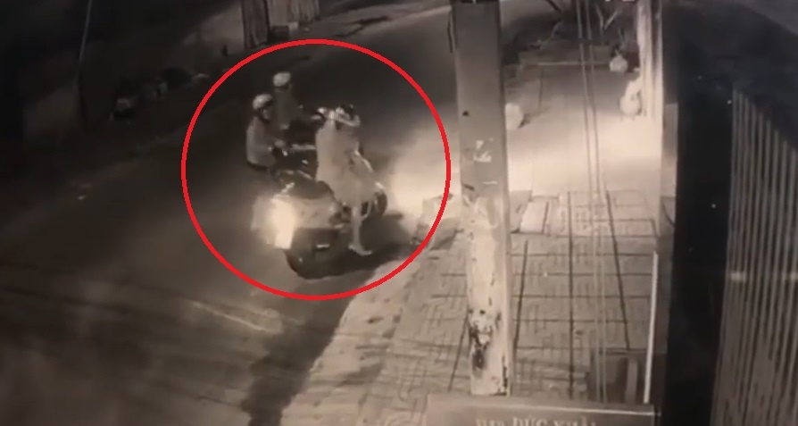 Cuop tan cong nguoi phu nu roi cuop xe may o TP.HCM hinh anh