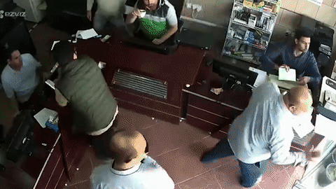 Oto mat kiem soat lui vao trong nha lam bi thuong nhieu nguoi hinh anh