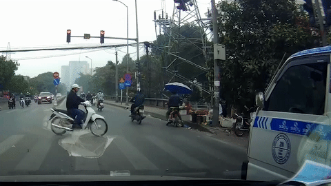 Nu sinh di xe may vuot den do dam vao xe khac hinh anh