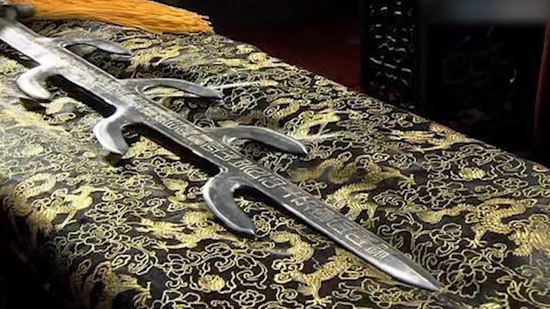 Thanh kiem 7 nganh co hinh dang giong cay xuong rong hinh anh