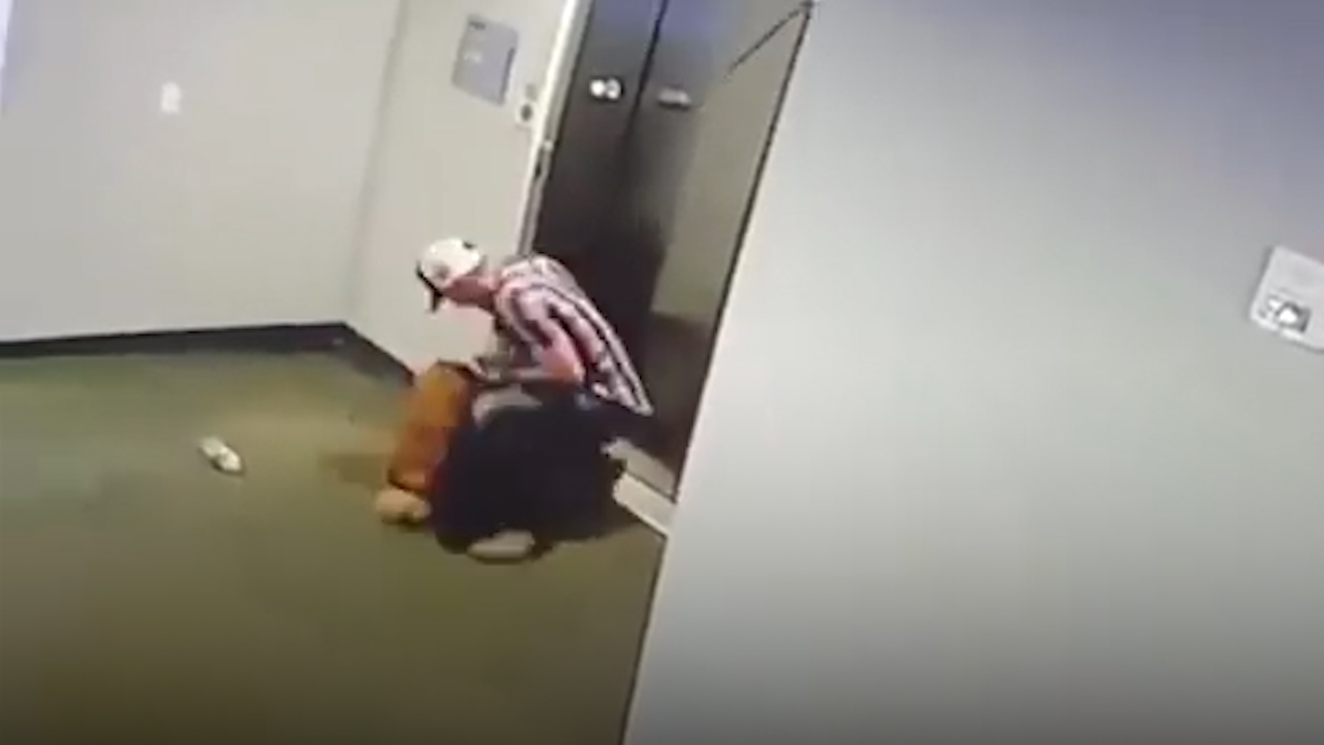 Nguoi dan ong nhanh tri giai cuu chu cho bi mac ket thang may hinh anh