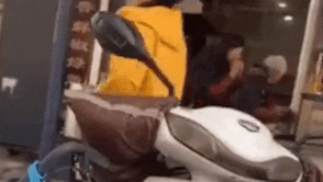 Nu nhan vien nem xuong da an vao chao de nau lai hinh anh