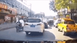 Nha hang lau boc chay, cua kinh vo tung ra duong hinh anh