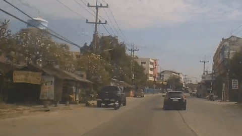 Tong vao duoi oto ben duong vi dung dien thoai hinh anh