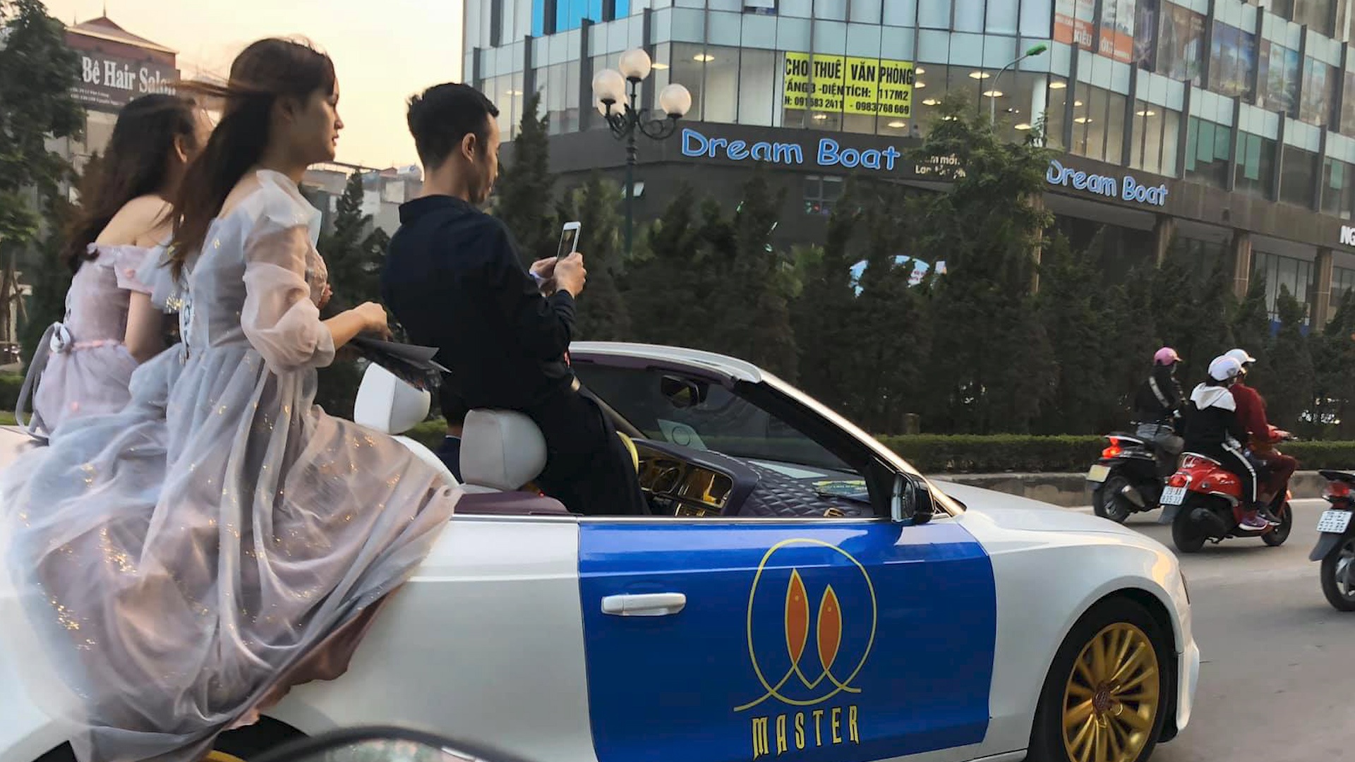 Cac co gai ngoi len thanh xe tha to roi hinh anh