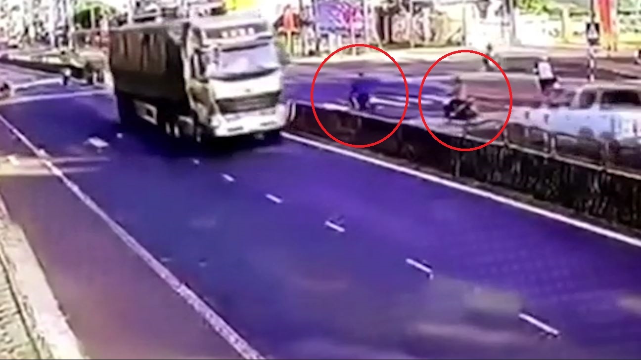 Xe ban tai tong trung 2 xe may khi qua giao lo hinh anh