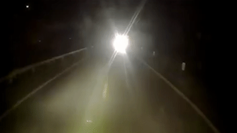 Oto chay nguoc chieu, bat den pha roi dam vao xe khac hinh anh