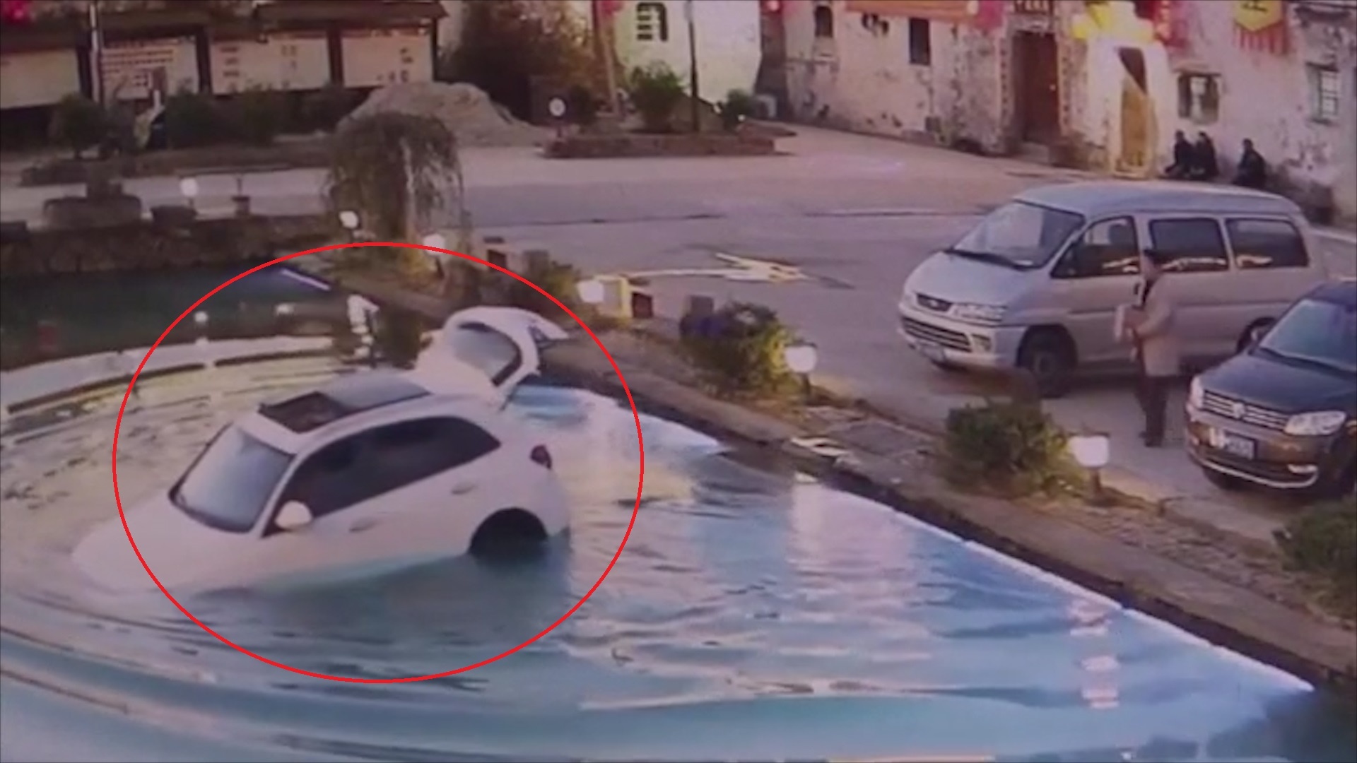 Cho lai oto cua chu lao xuong ho nuoc hinh anh