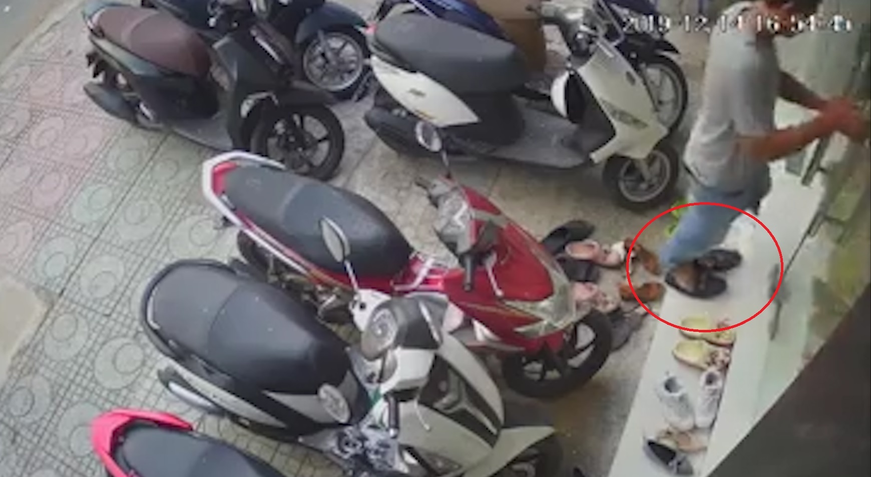 Nguoi dan ong vo mua hang roi trao doi giay o TP.HCM hinh anh