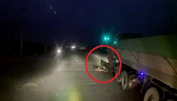 Xe may vuot den do dam vao gam xe ben hinh anh