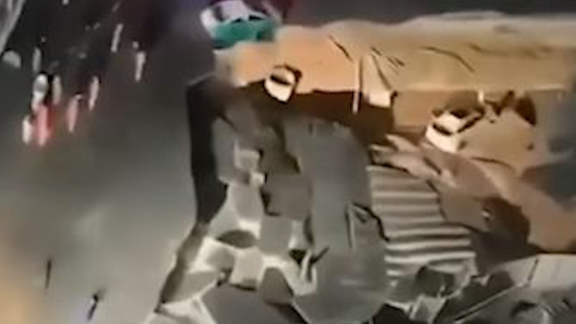 Ho tu than bat ngo sut xuong nuot chung hang loat oto tren duong hinh anh