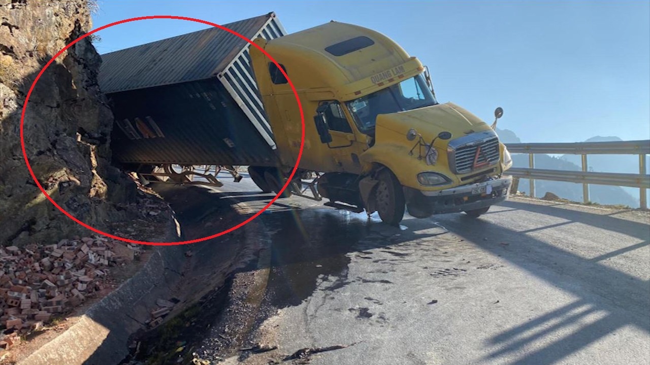 Xe container lat nghieng, tua vao vach nui hinh anh