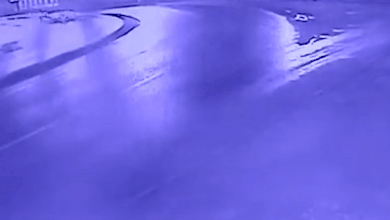 Oto mat lai lao thang vao nha tho hinh anh