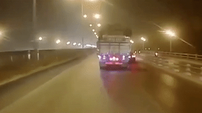 Chuyen lan au, xe tai dam xe oto xoay 180 do hinh anh