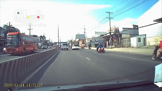 Nu tai xe xe may mat lai lao ra giua duong, dam vao dai phan cach hinh anh