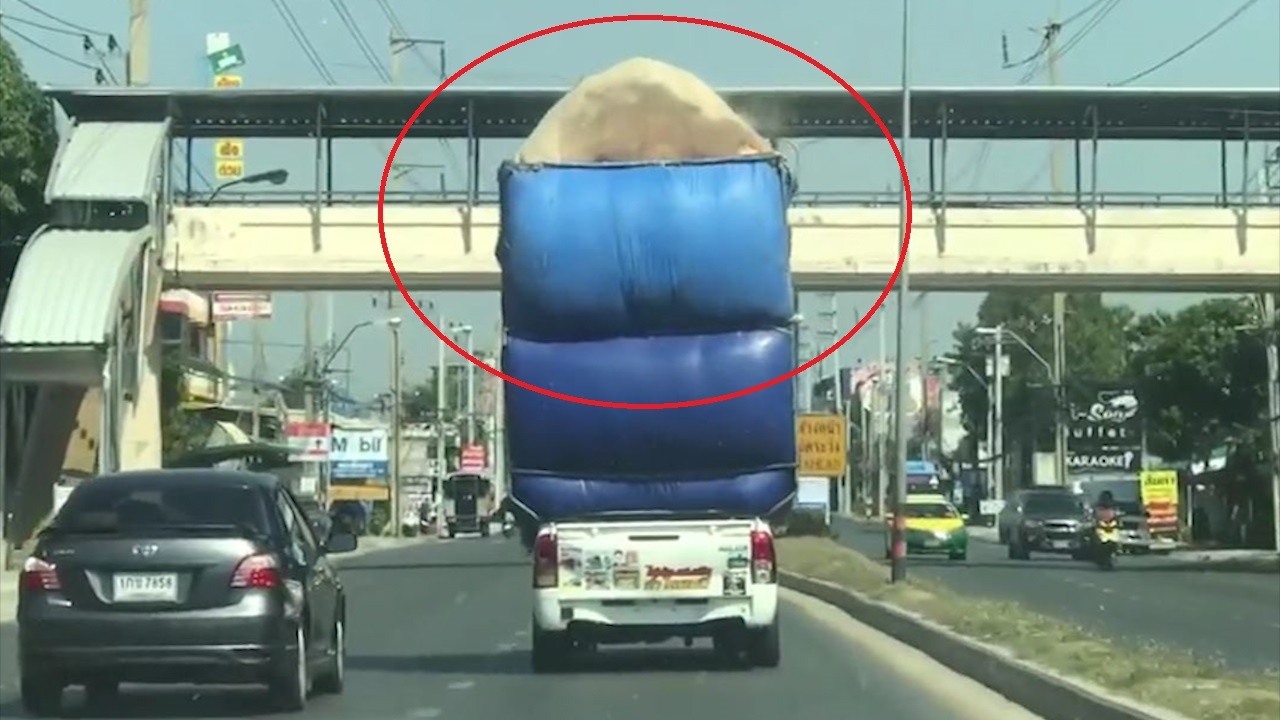 Xe ban tai cho cong kenh vuong lua mi khap duong hinh anh