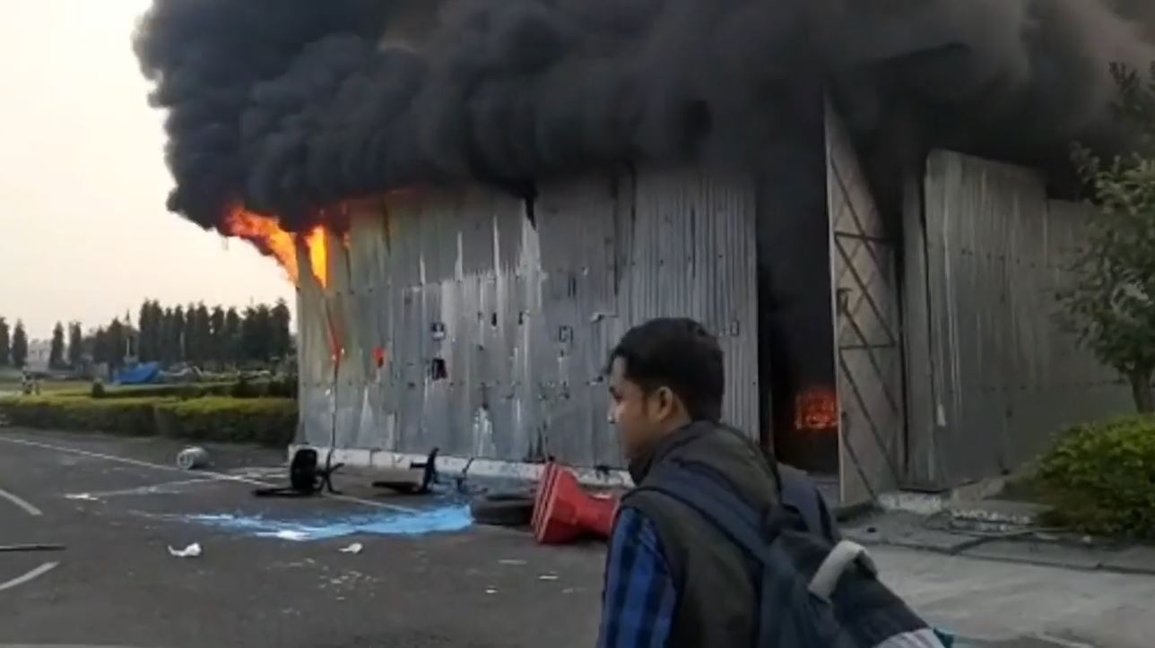 Tram thu phi va xe buyt bi dot trong bieu tinh cua An Do hinh anh