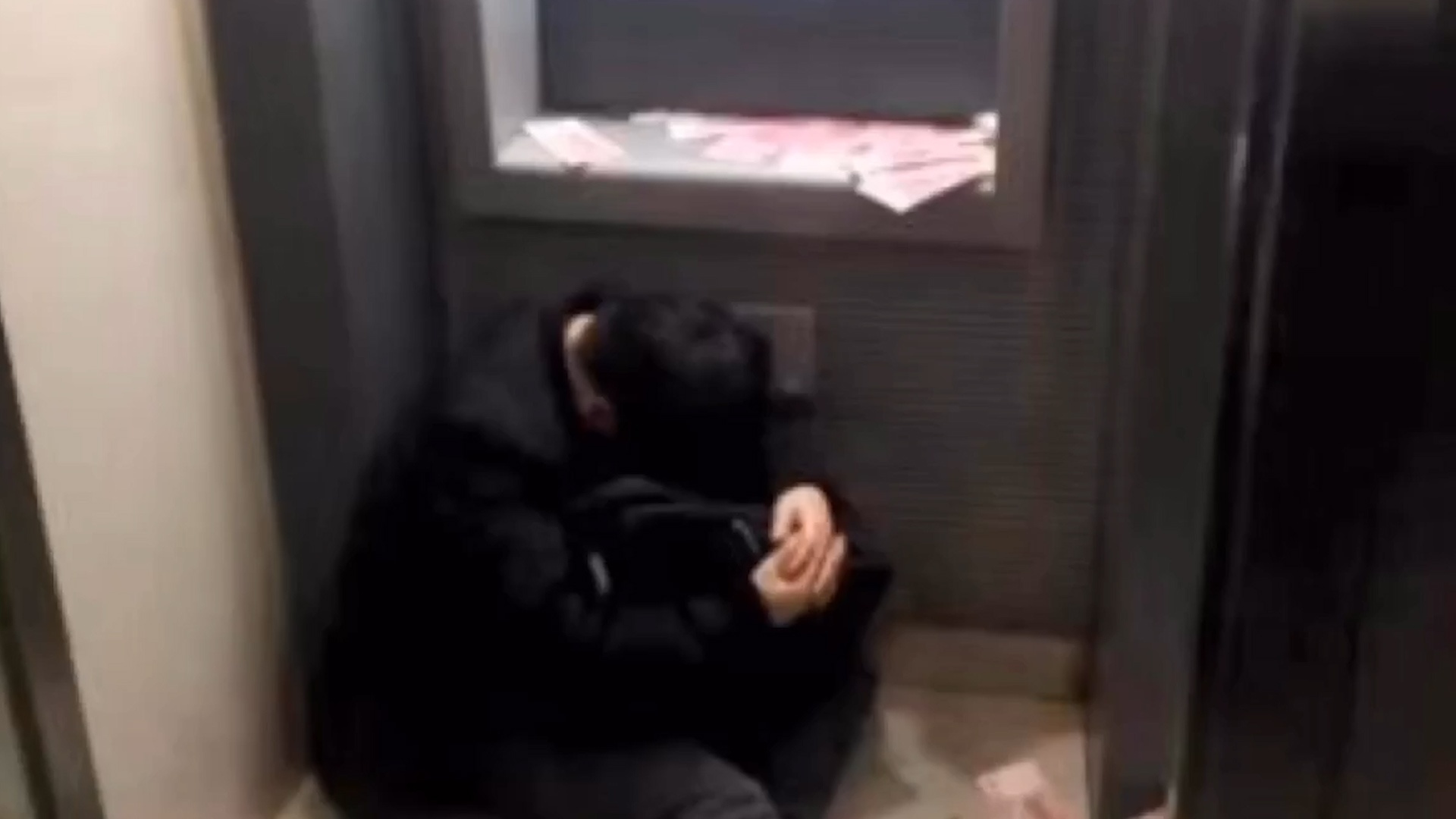 Nguoi dan ong roi tien vung vai o may ATM vi say xin hinh anh