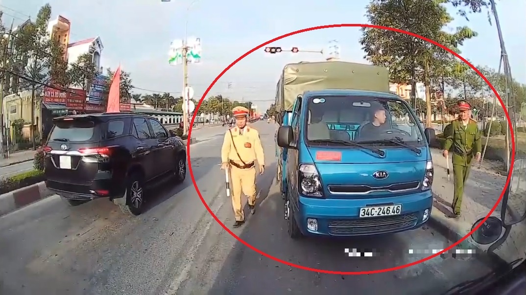 Lao vao lan duong nguoc chieu, xe tai bi canh sat bat tai cho hinh anh