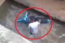 Dat xe van nham tay ga, tai xe cung xe may lao xuong muong nuoc hinh anh