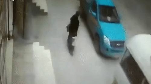 Khoi hang lon roi xuong tu tren cao, 3 me con di bo suyt gap nan hinh anh