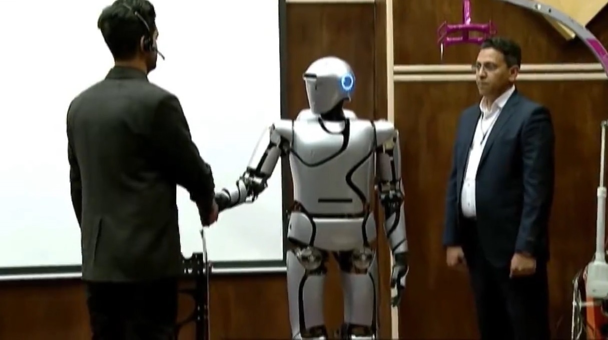 Iran trinh dien robot cu dong va giao tiep nhu nguoi hinh anh