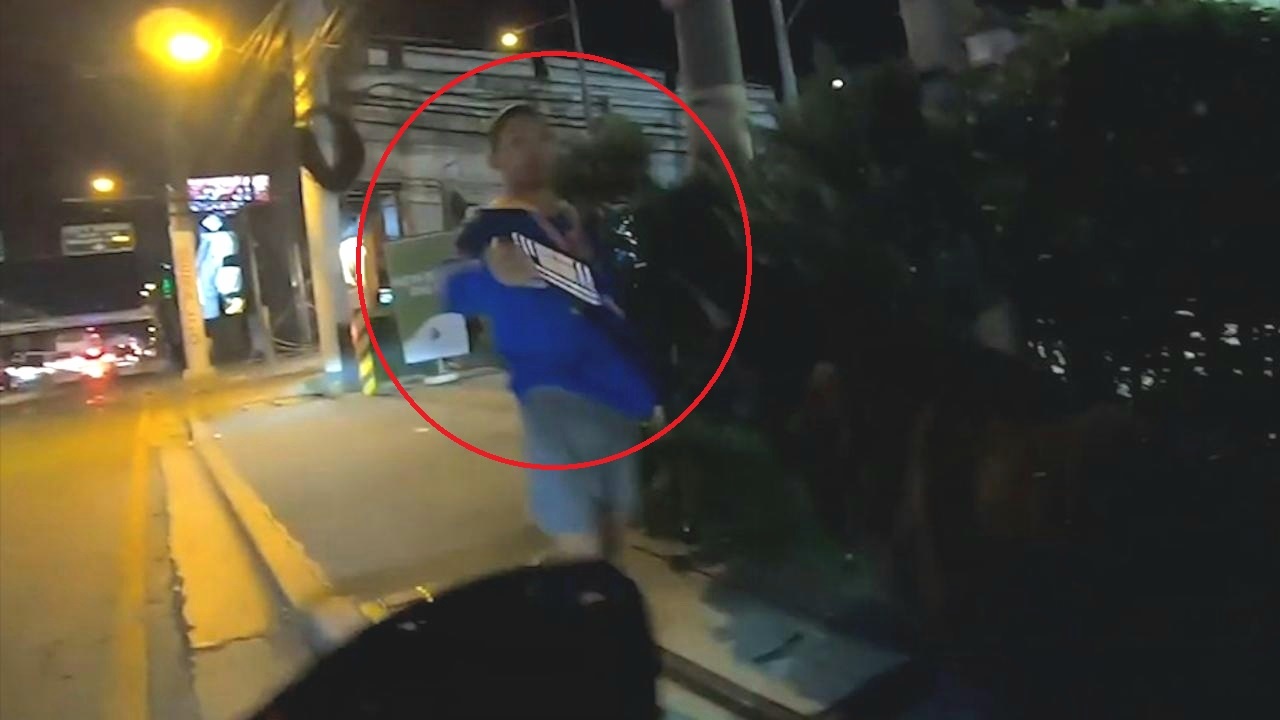 Tai xe xe may duoi theo ke gian, lay lai dien thoai cho co gai hinh anh