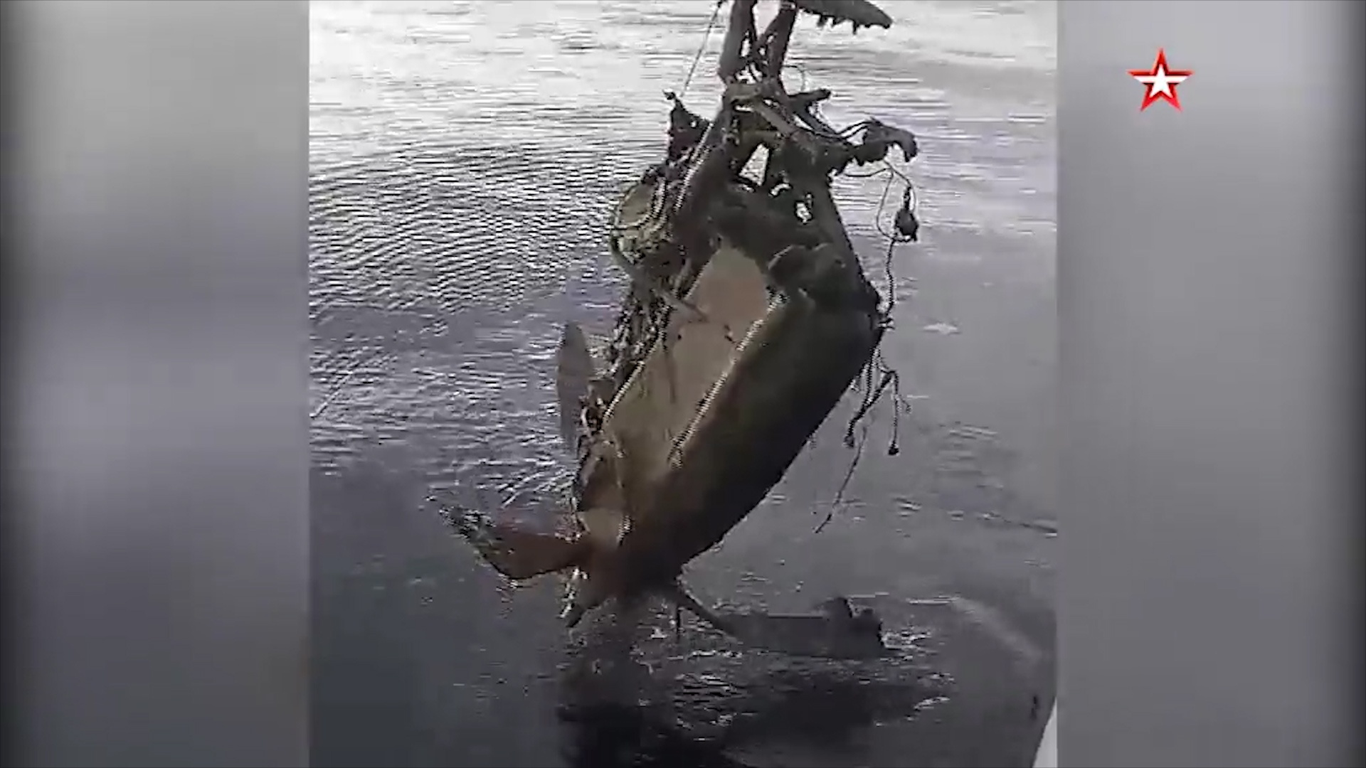 Phat hien may bay nem bom thoi The chien II duoi day bien Den hinh anh