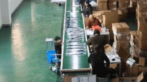 Cau be Trung Quoc bi cuon vao day chuyen san xuat hinh anh