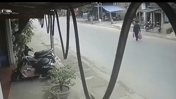 Nam thanh nien tong bay nguoi di bo tren duong hinh anh