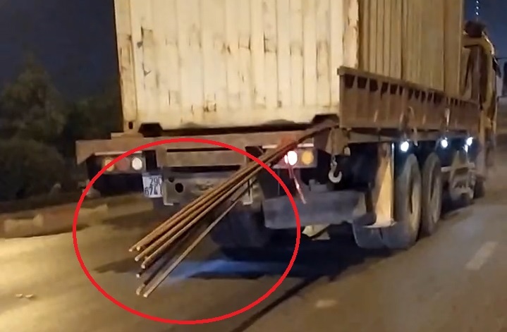 Container de lo thanh thep dai chay tren duong hinh anh