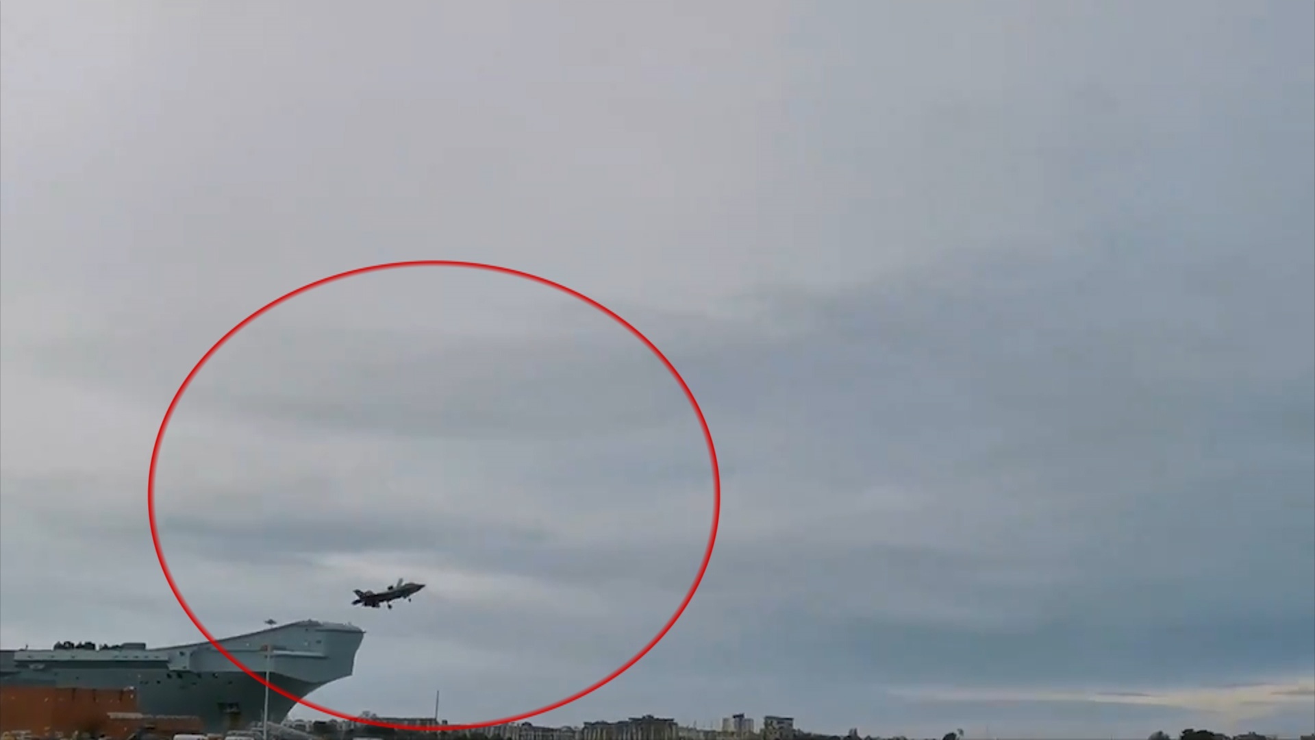 Tiem kich tang hinh F-35B lan dau cat canh tren tau san bay Anh hinh anh