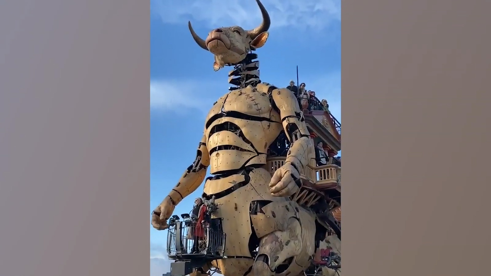 'Nguu nhan' khong lo cho khach du lich o Phap hinh anh