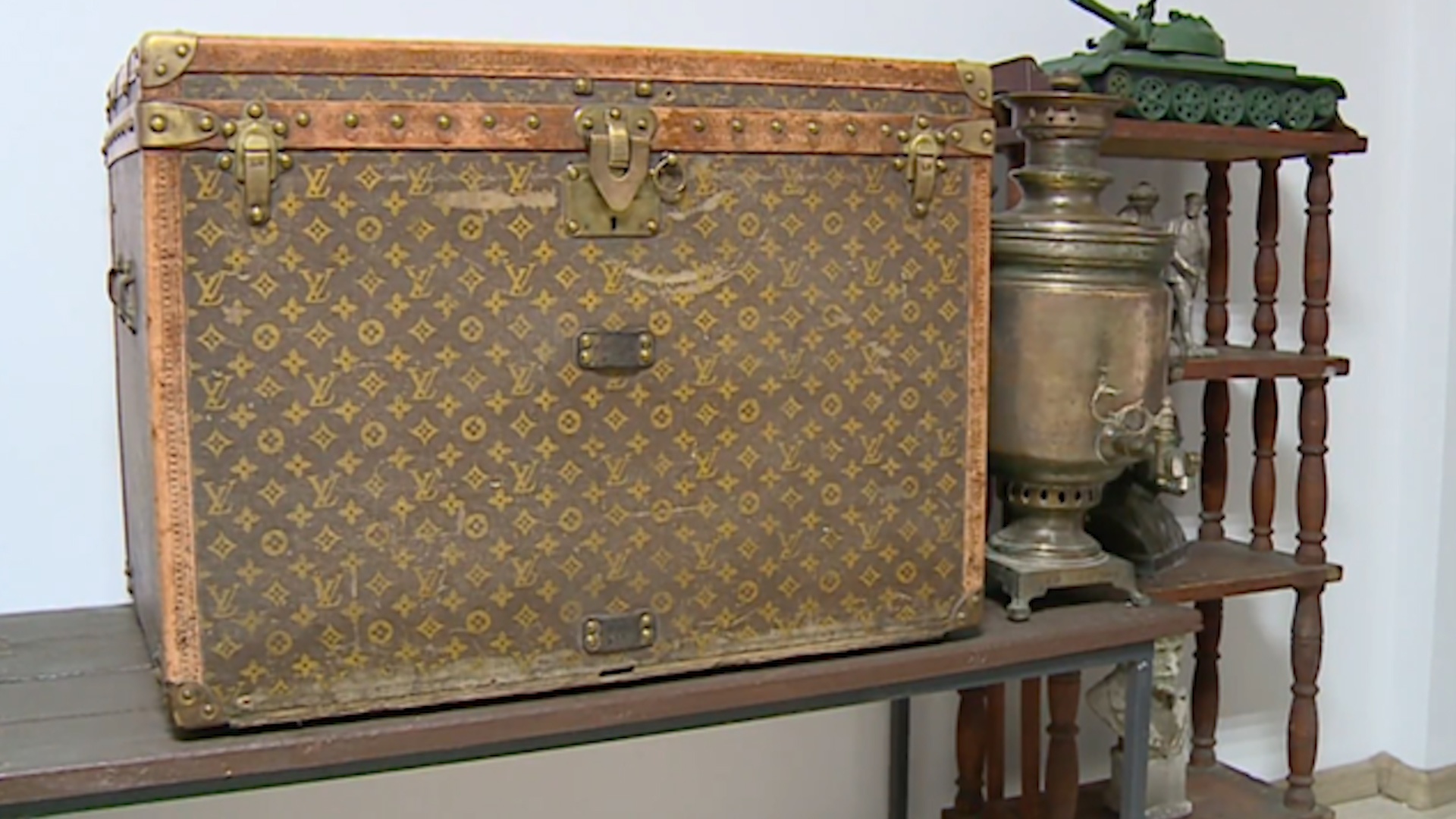 Nong dan dung ruong Louis Vuitton 130 nam tuoi de dung ngo cho ga hinh anh