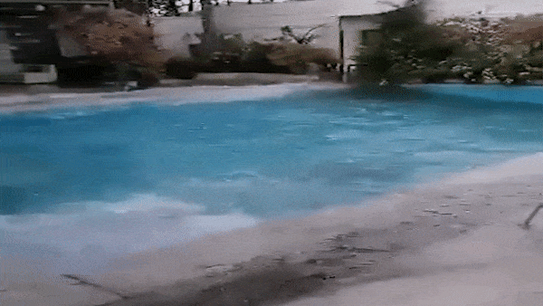 Be boi rung lac du doi do dong dat gay ra o Philippines hinh anh