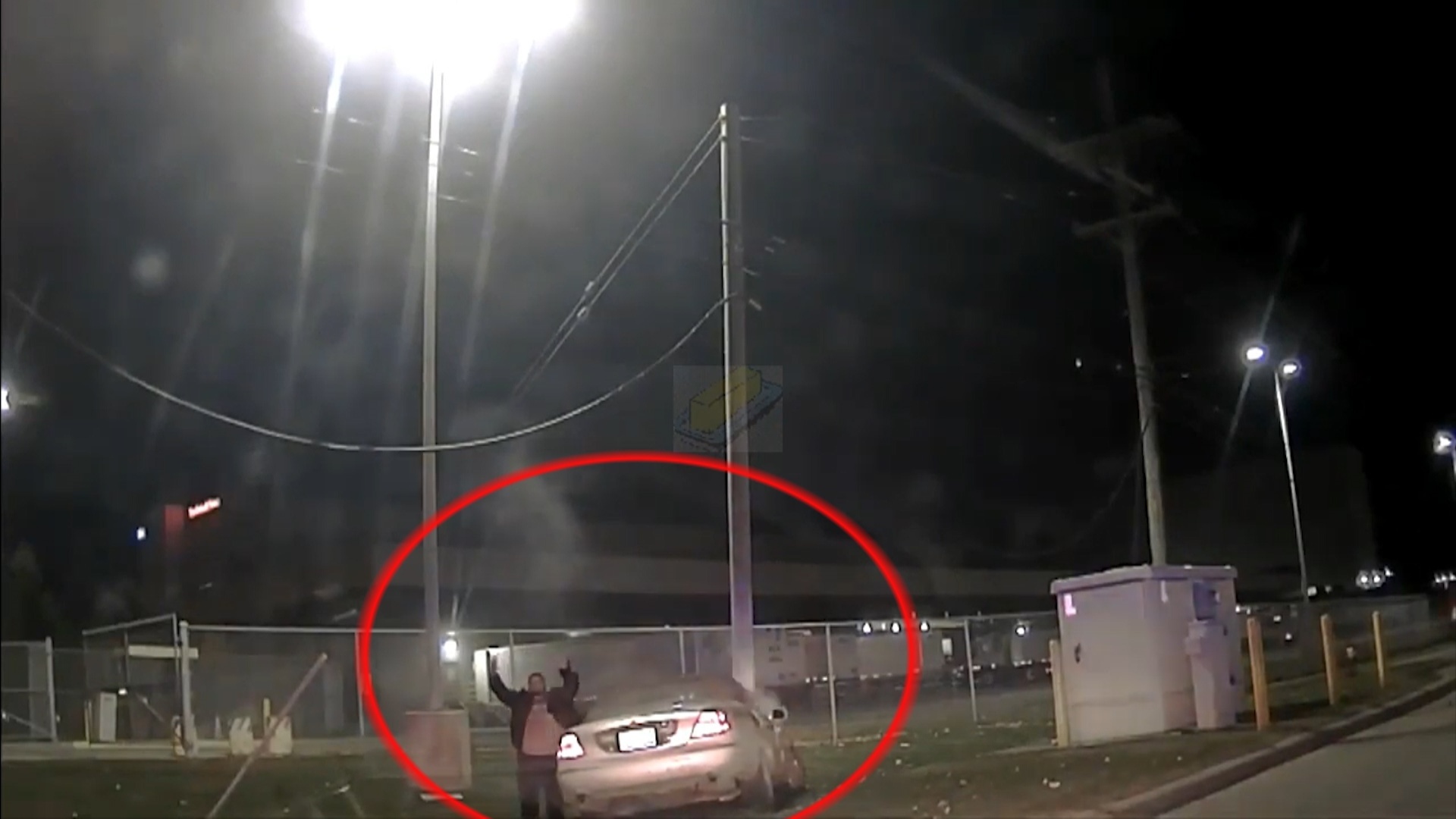 Dam xe vao cot dien khi dang chay tron canh sat hinh anh