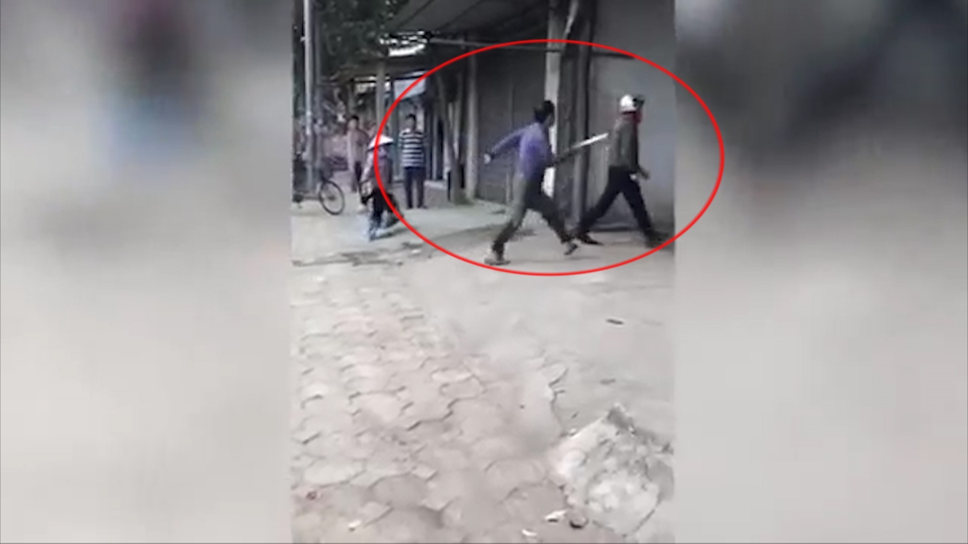 Va cham giao thong, nguoi dan ong cam dao dam nguoi tren pho hinh anh