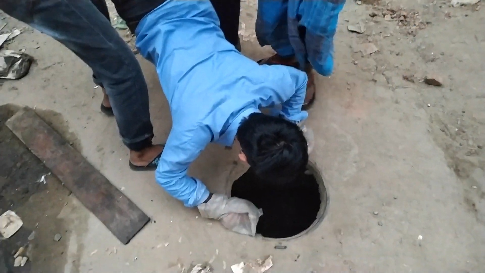 Nguoi dan ong Bangladesh lon nguoc dau, cuu cho mac ket duoi cong hinh anh