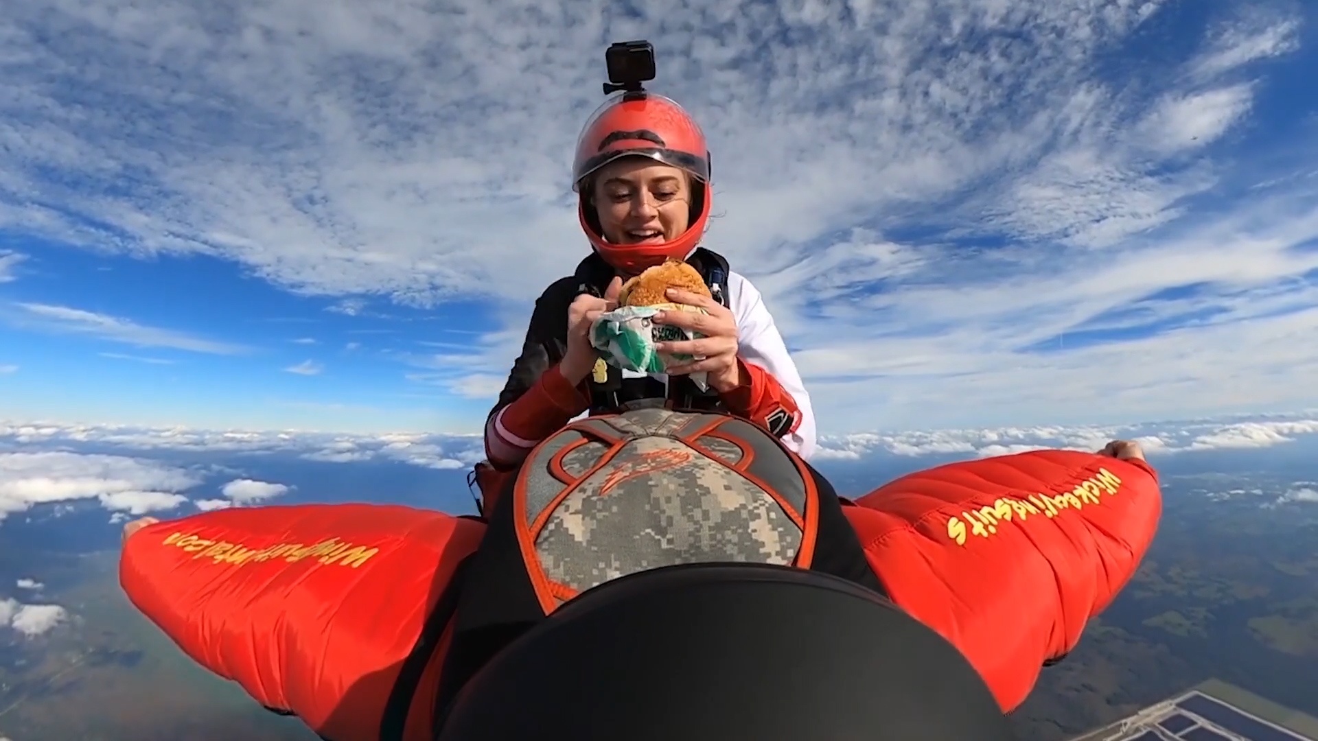 Co gai vua nhay du vua an banh hamburger o My hinh anh